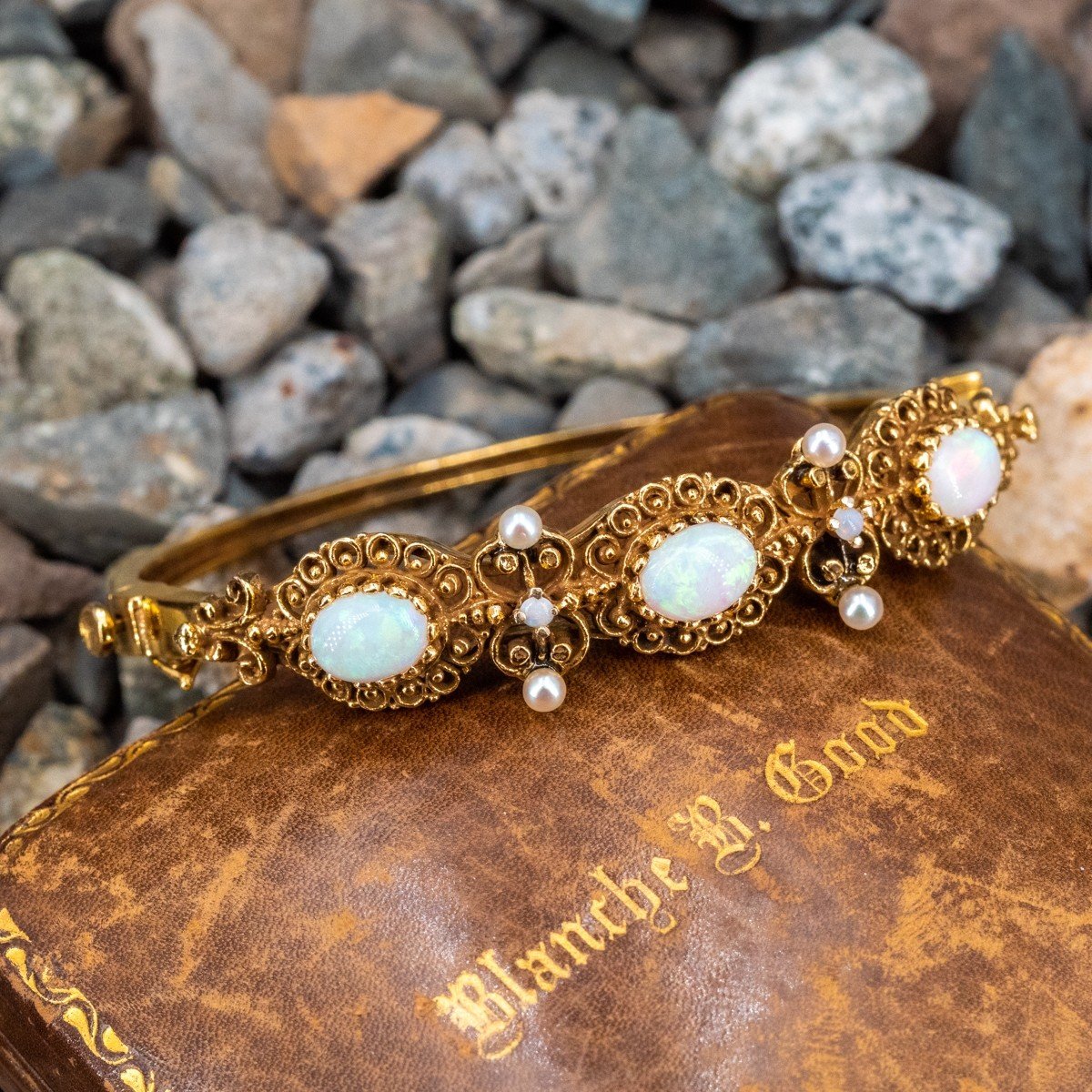 Pearl Bracelet | 18 kt Gold Pearl Bracelet Online | STAC Fine Jewellery
