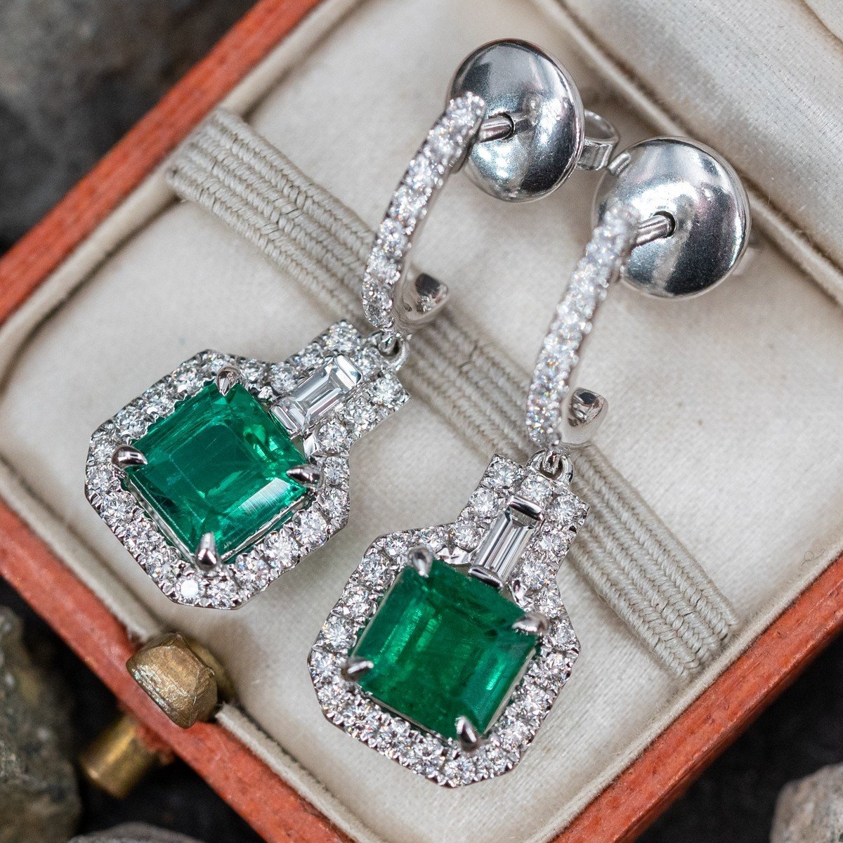 Aggregate 164+ natural emerald drop earrings