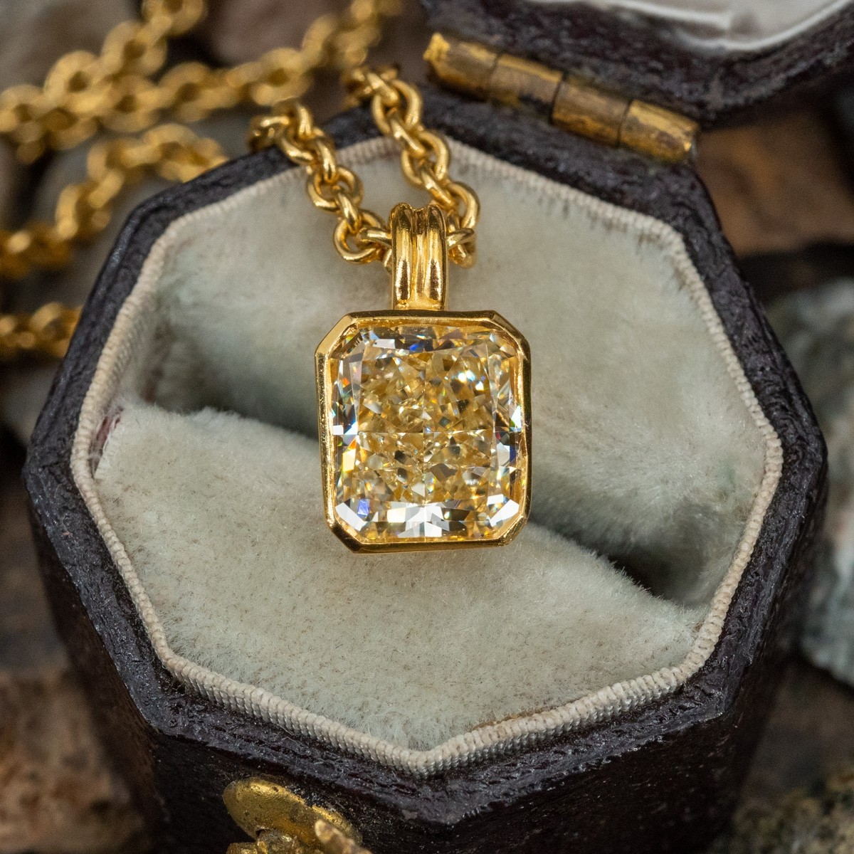 Emilio Jewelry Certified 83.00 Carat Fancy Diamond Necklace For Sale at  1stDibs | chanel fancy prune, emilio diamond
