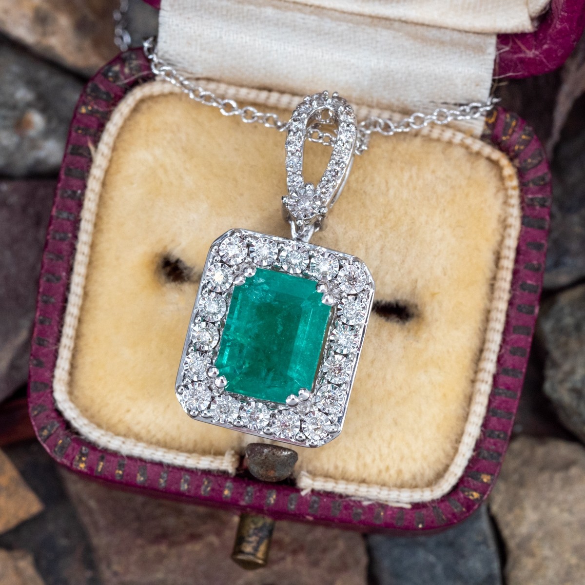 Emerald and Diamond Necklace in 14K White Gold | KLENOTA