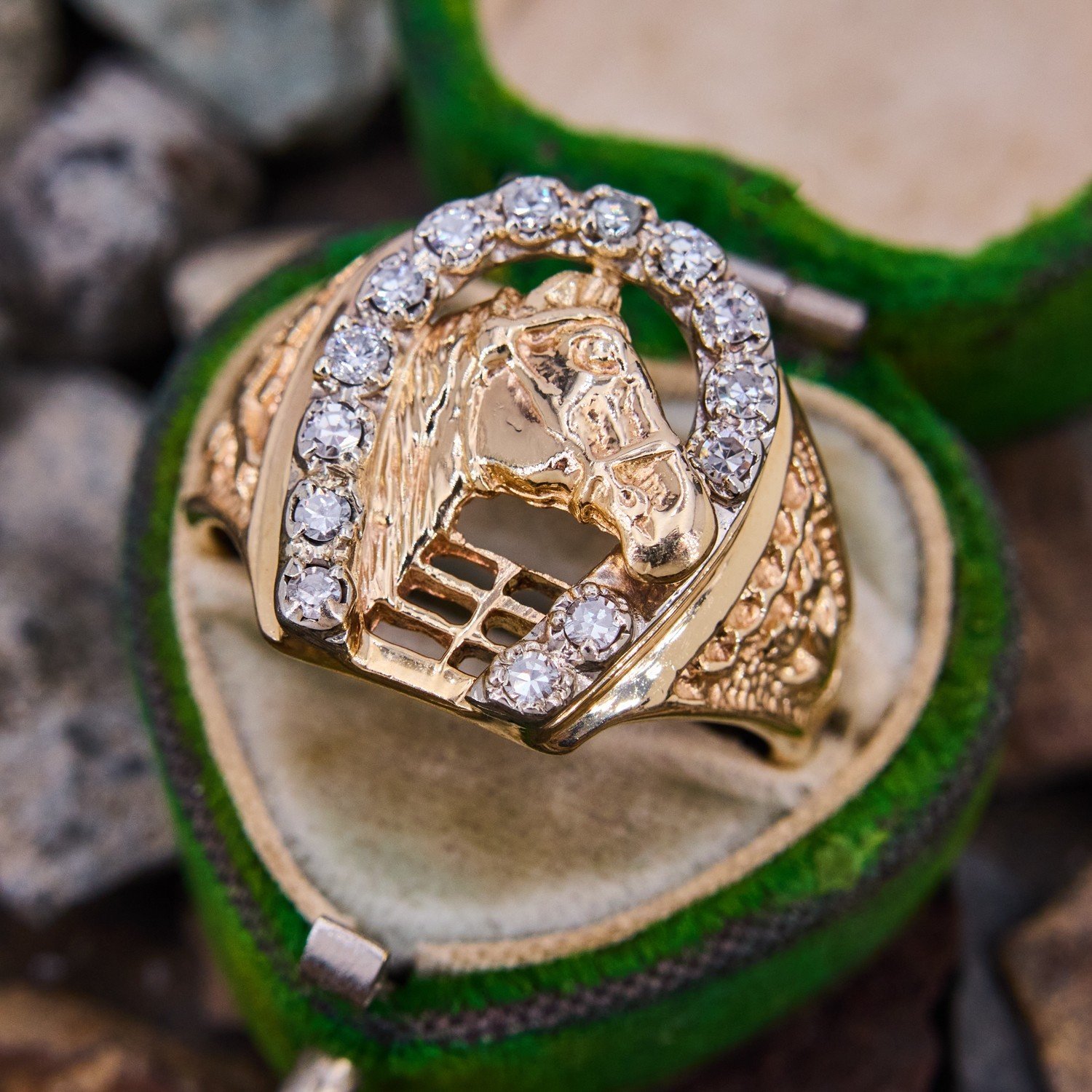 horseshoe wedding rings
