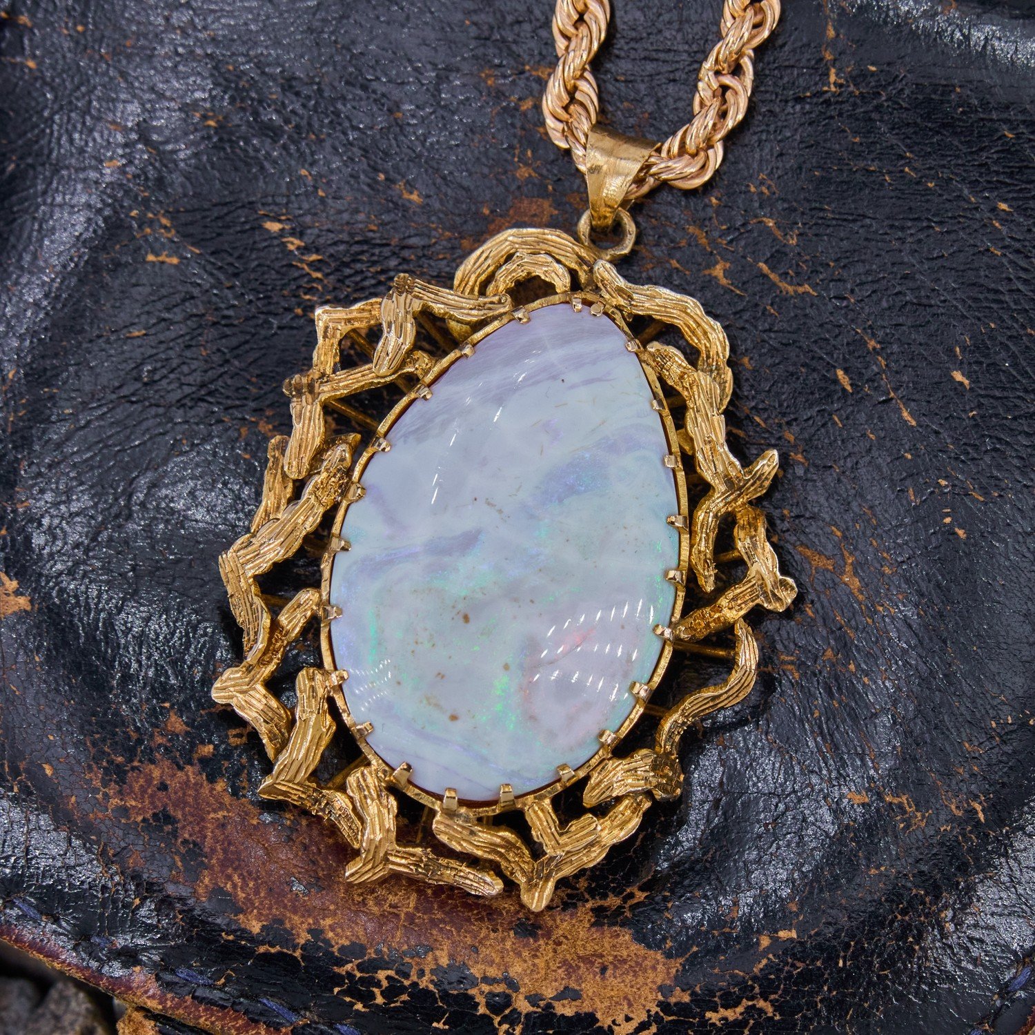 Pendant (14k gold) with an opal and a diamond
