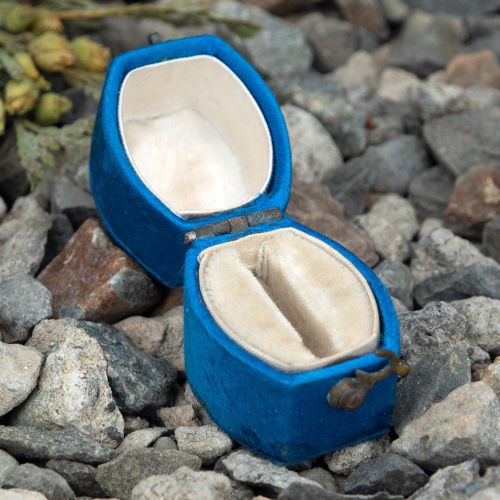 Bright Blue / Cream Almond Shape Old Ring Box
