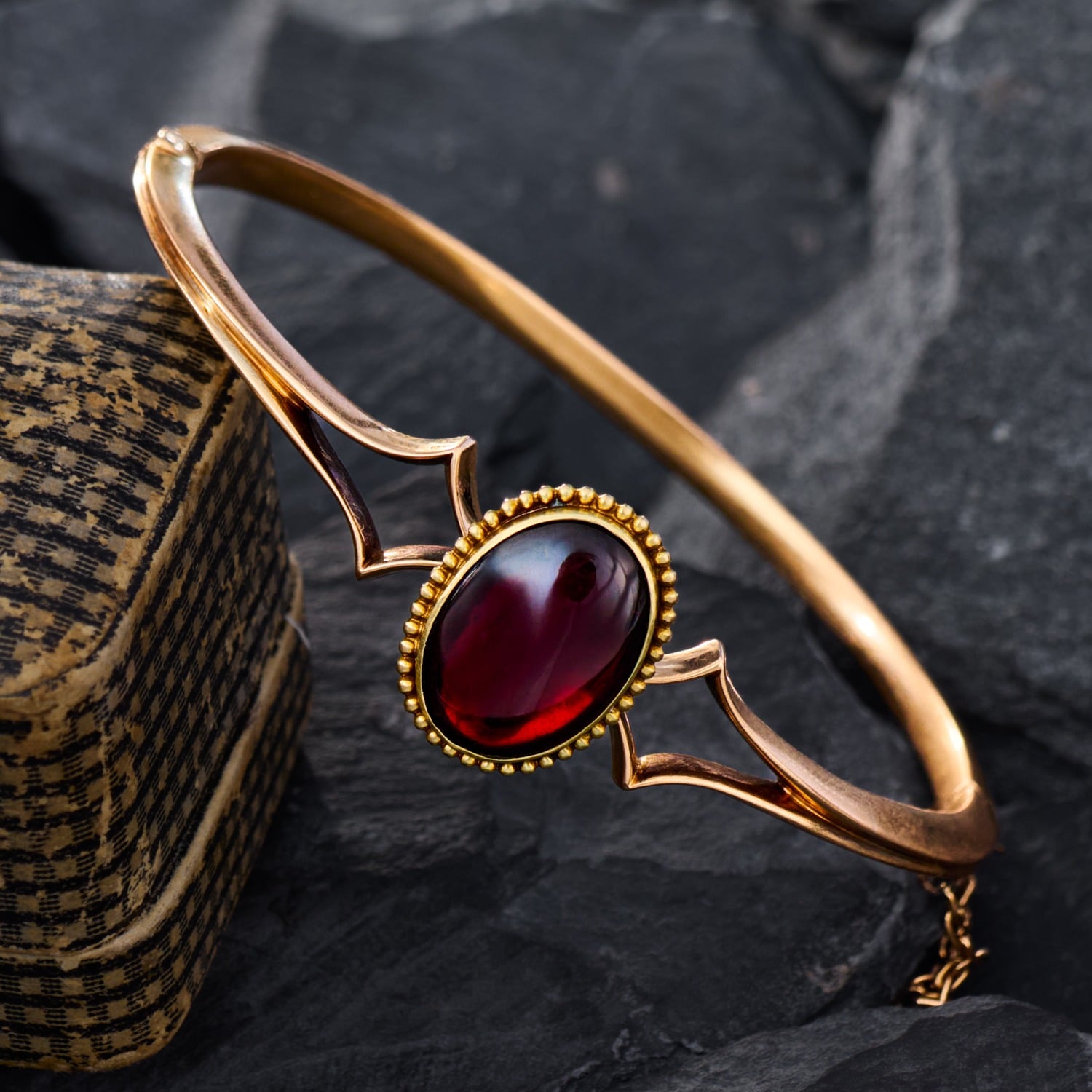 Bracelet Rigide Large Or Martelé Avec Cabochon Bleu Saphir - Style Rétro, Très Bon état