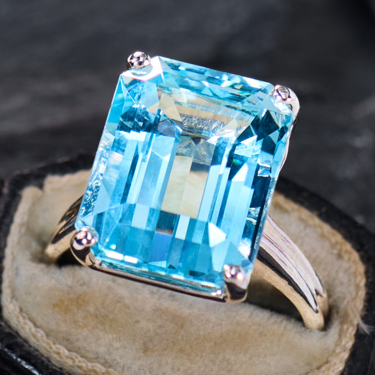 10 Carat Aquamarine Cocktail Ring White Gold