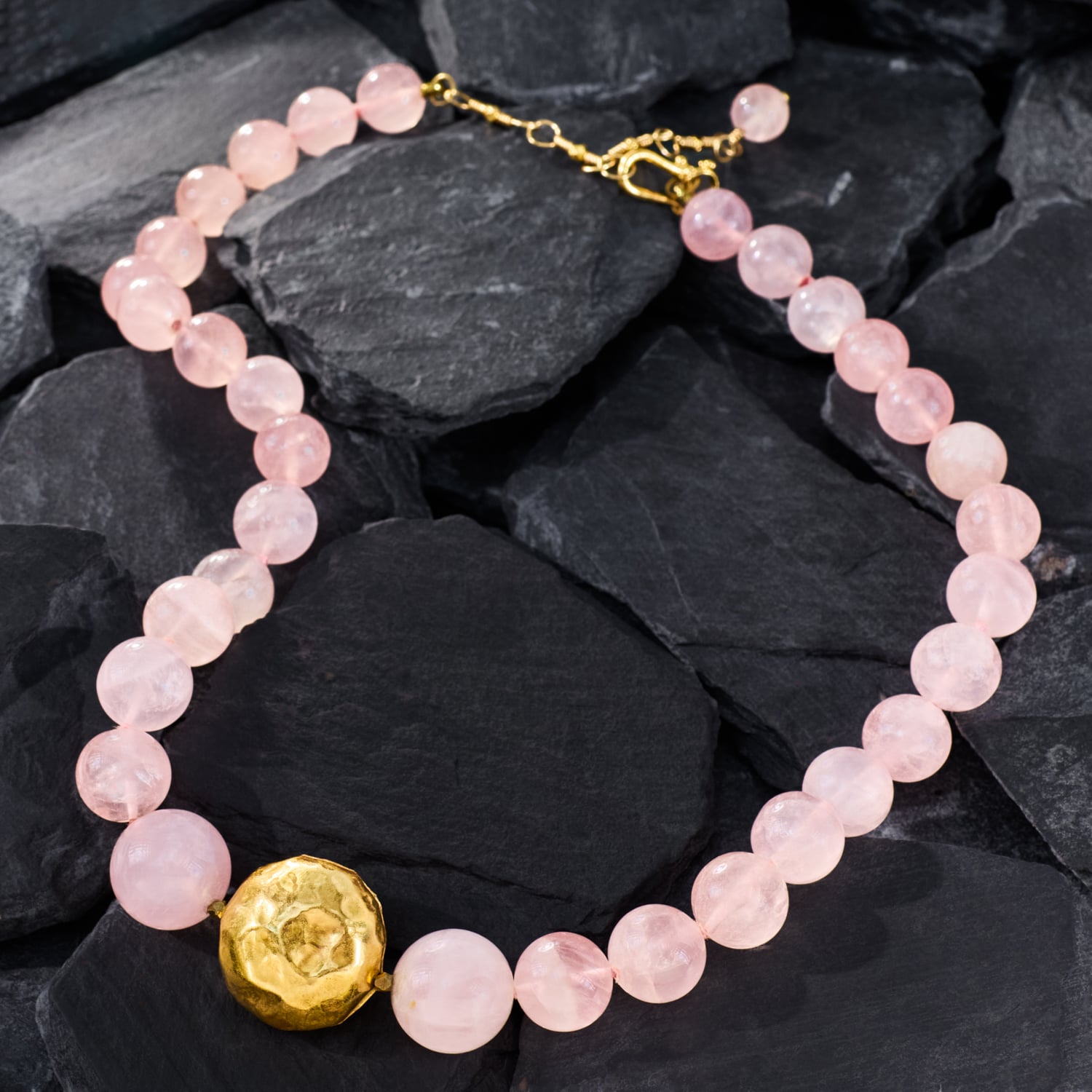 アクセサリー rose Rose Quartz Bead Necklace with Hammered Gold Centerpiece